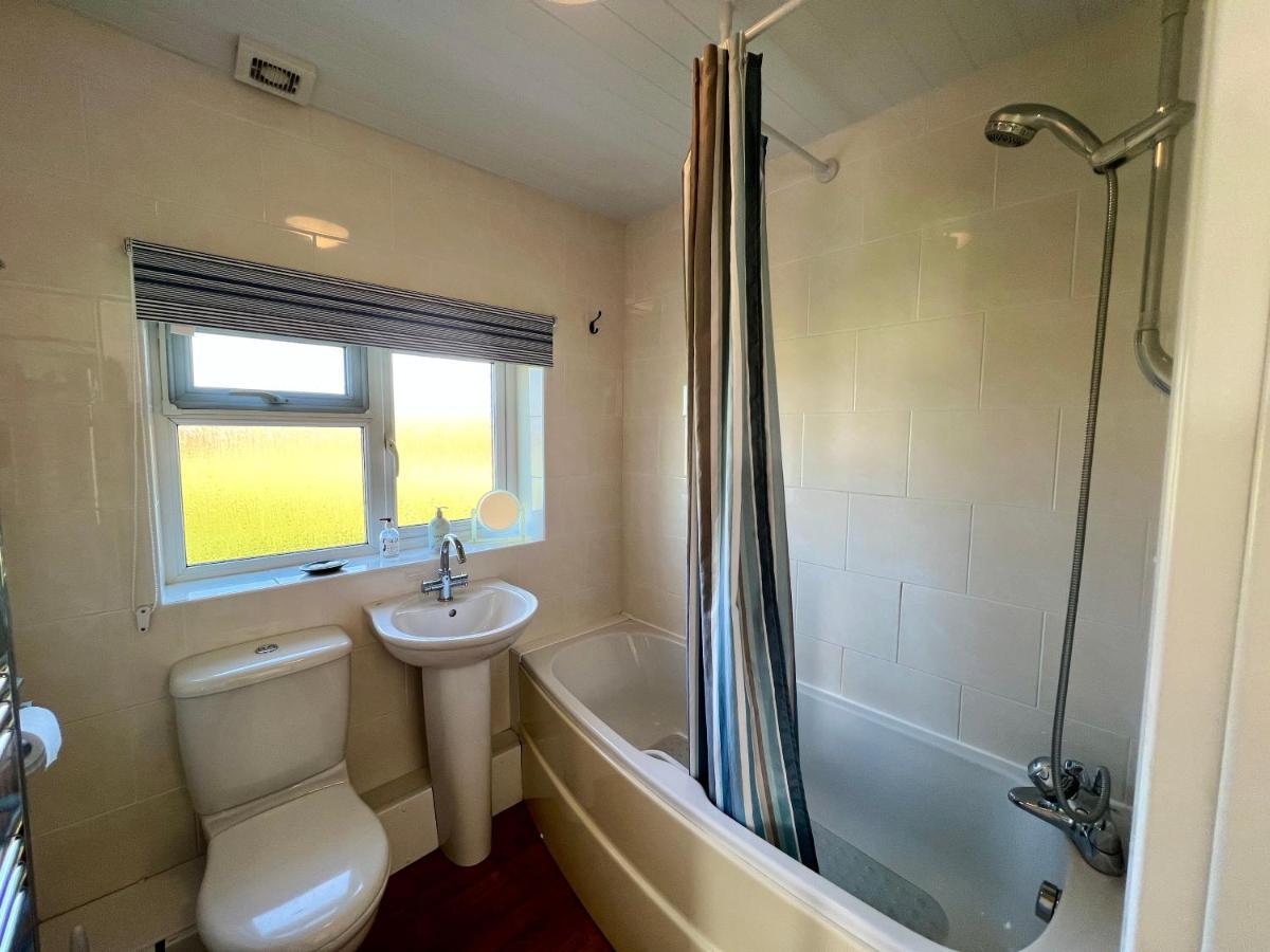 Bayview Self-Catering Coastal Bungalow In Rural West Wight فريشووتر المظهر الخارجي الصورة